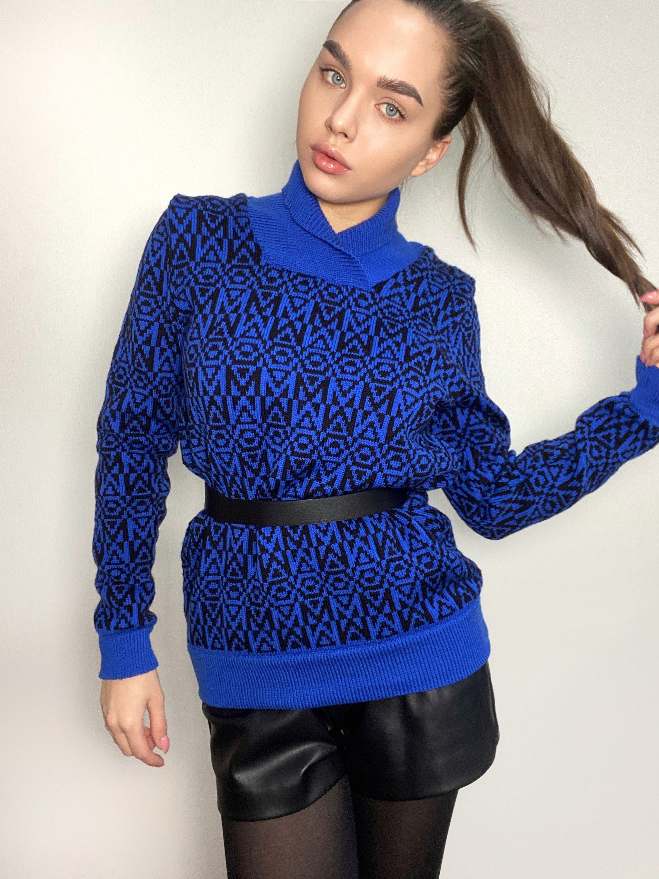 Vintage sweater Blue black sweater women Hand knit merino wool sweater V-collar sweater Sweater with print