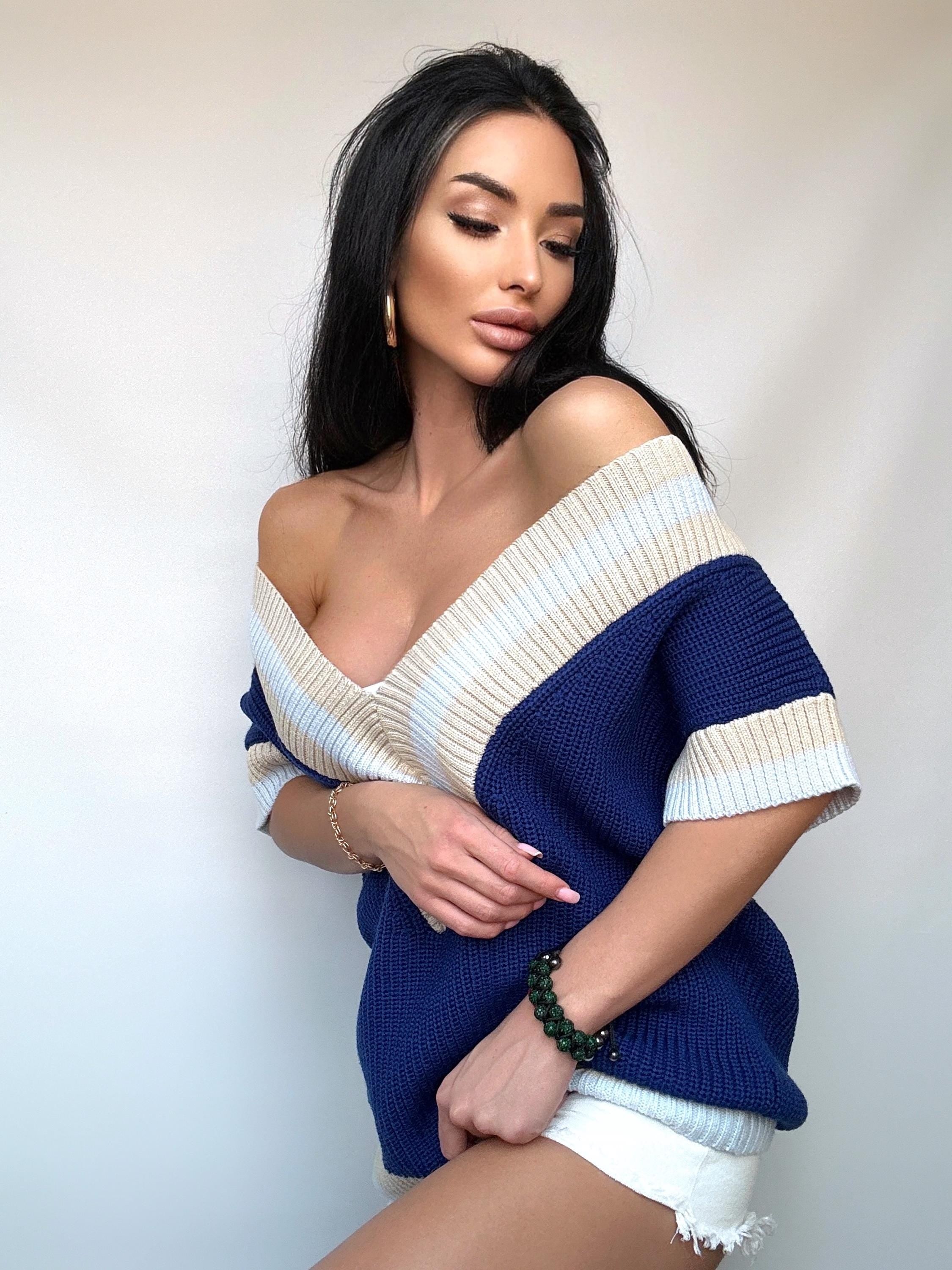 Cable knitted blue beige merino wool sweater vest womens Chunky V-Neck sweater Sleeveless vest Oversized sweater top Pullover Loose Sweater