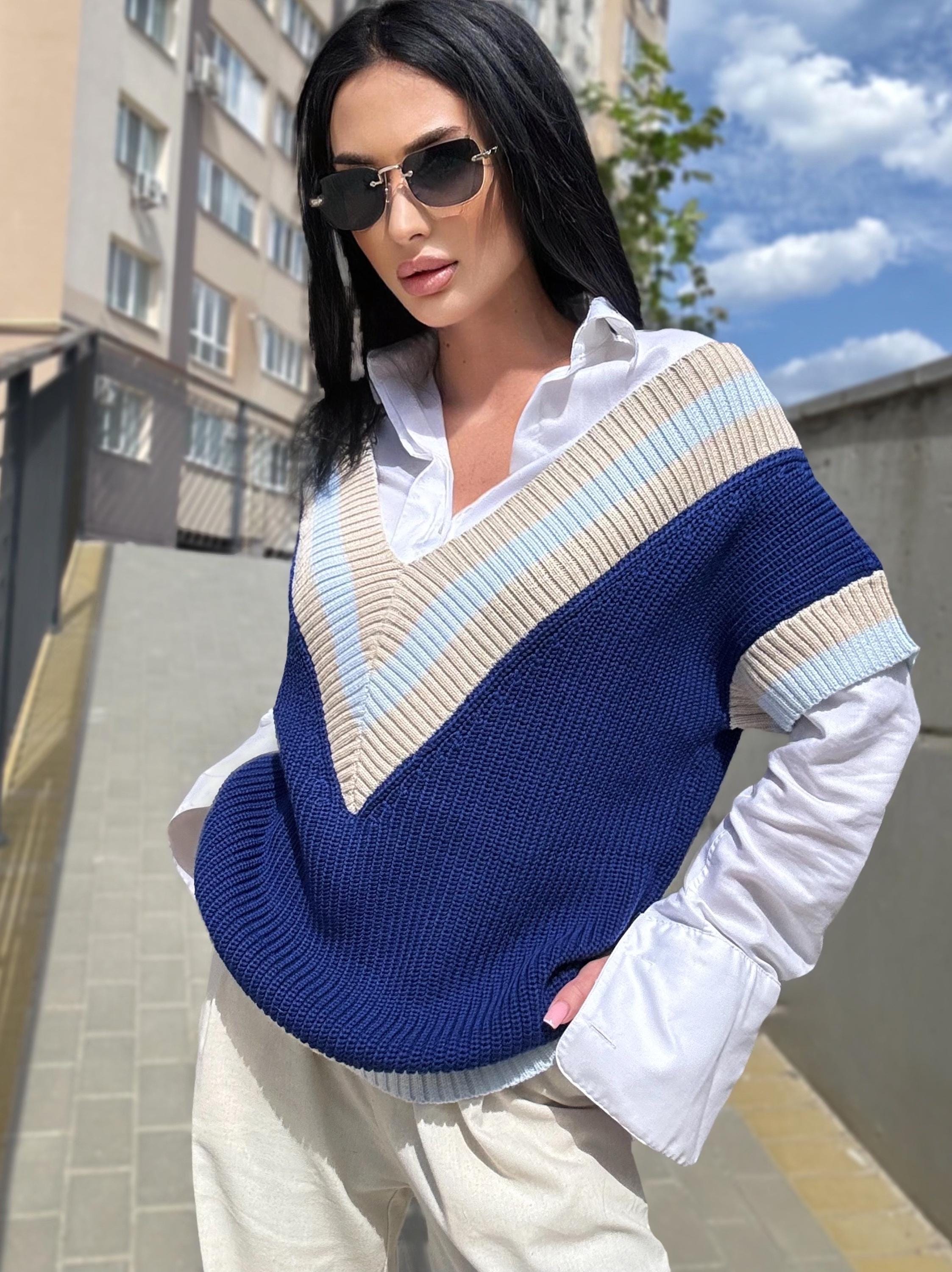 Cable knitted blue beige merino wool sweater vest womens Chunky V-Neck sweater Sleeveless vest Oversized sweater top Pullover Loose Sweater