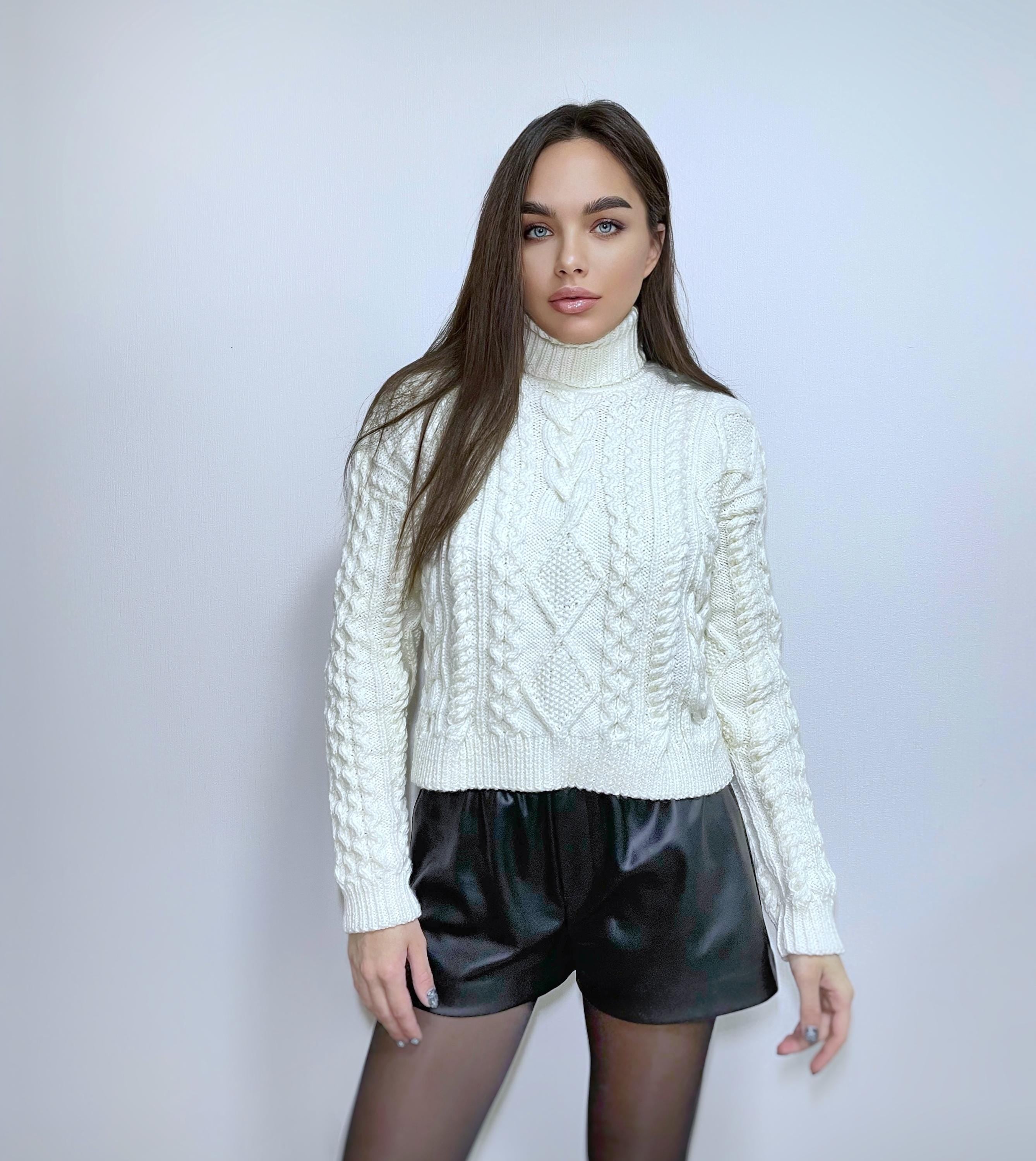 Hand knit sweater Chunky knit turtleneck pullover Oversize cozy sweater Women cable knit sweater White Pastel crop sweater