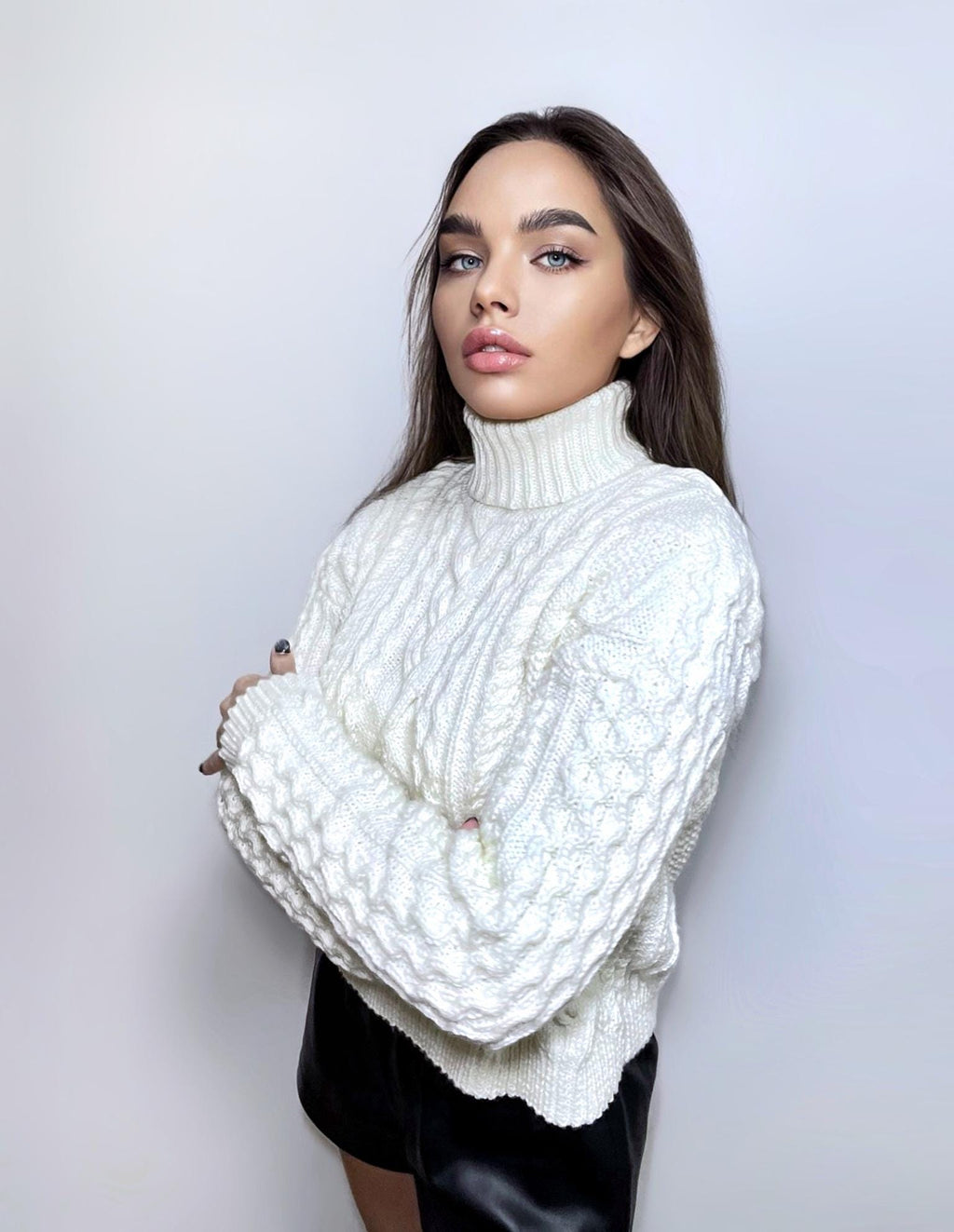 Hand knit sweater Chunky knit turtleneck pullover Oversize cozy sweater Women cable knit sweater White Pastel crop sweater