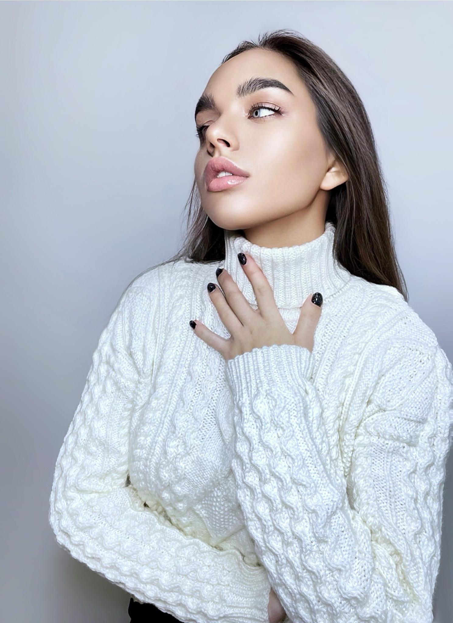 Hand knit sweater Chunky knit turtleneck pullover Oversize cozy sweater Women cable knit sweater White Pastel crop sweater