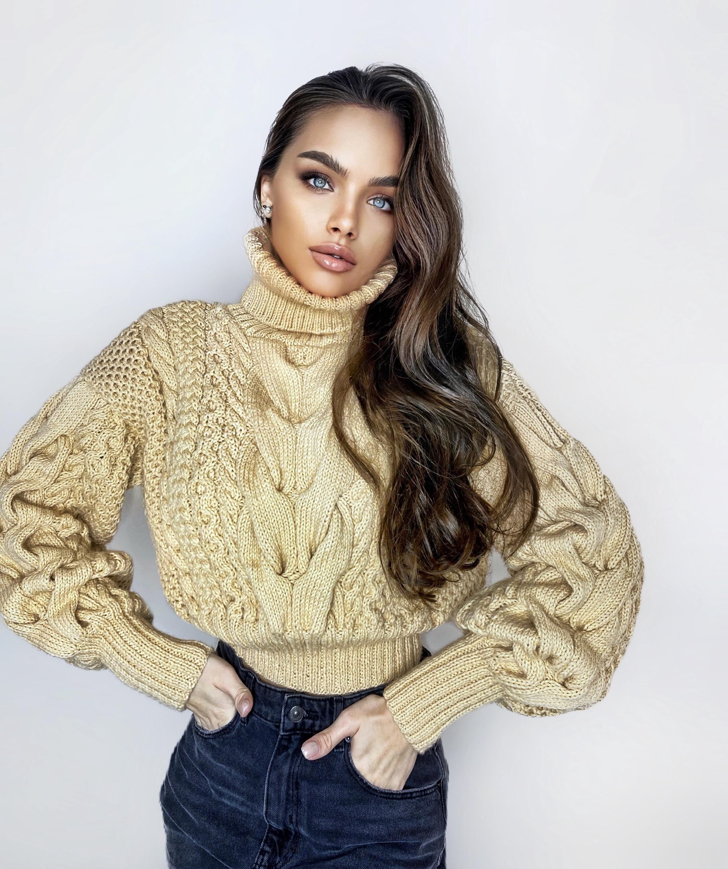 Chunky crop hand knitted Pastel light beige Milk sweater Knit Turtleneck Oversize Pullover Womens Cable knit merino wool winter sweater