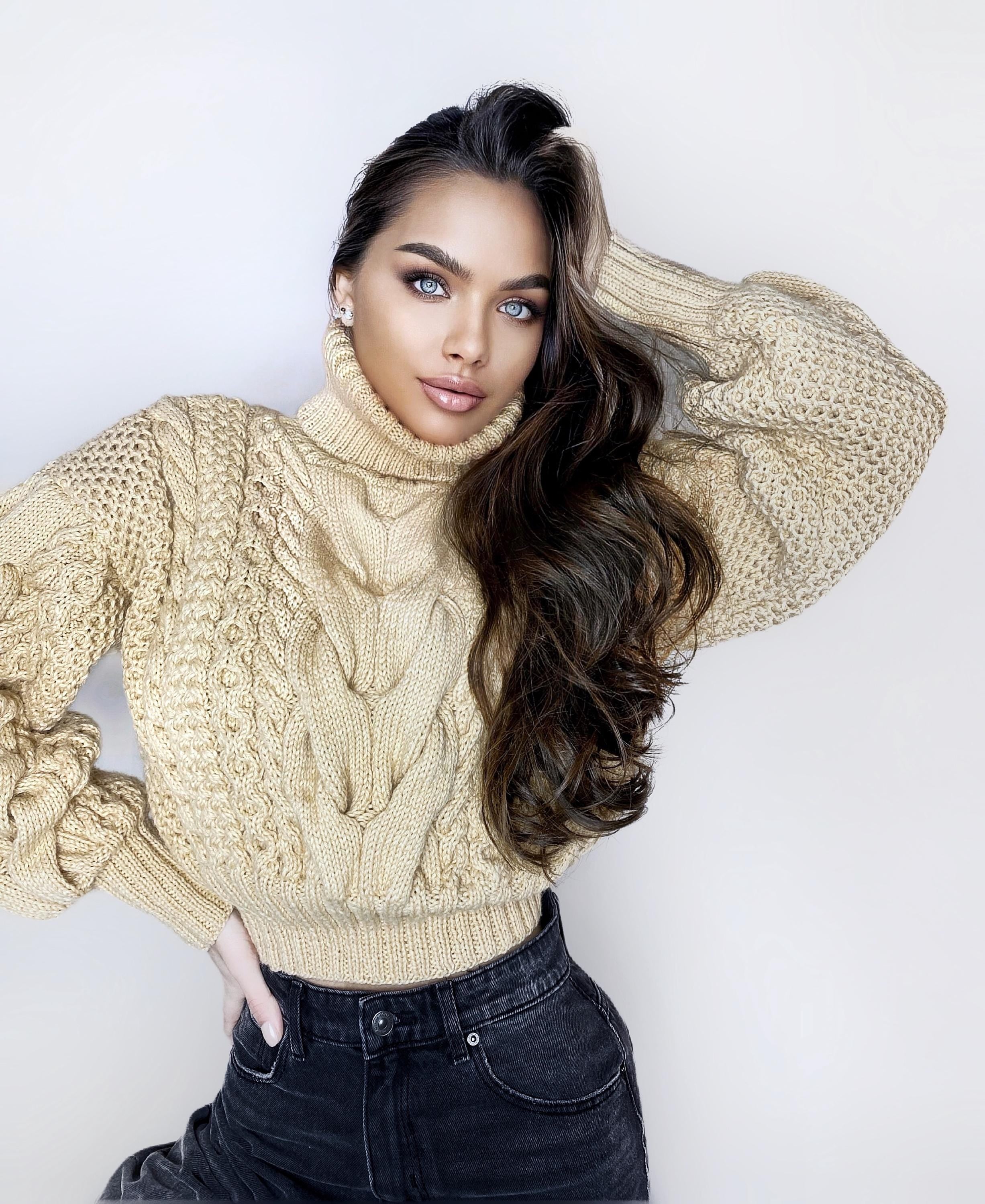 Chunky crop hand knitted Pastel light beige sweater Knit Turtleneck Oversized Pullover Women's Cable knit Jumper merino wool winter sweater