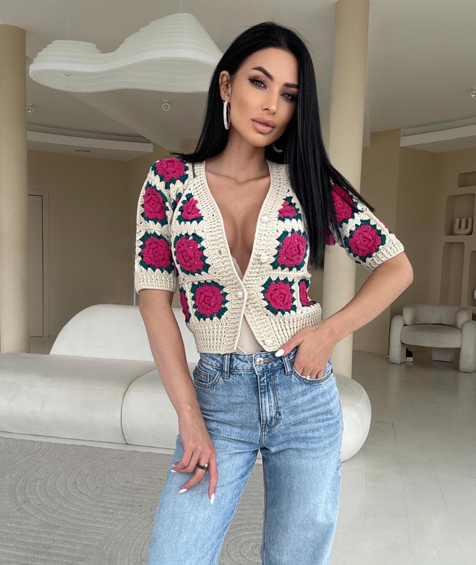 Crochet patchwork organic cotton cropped light beige pink on buttons cardigan sweater top shot sleeves flowers roses Granny square T-shirts